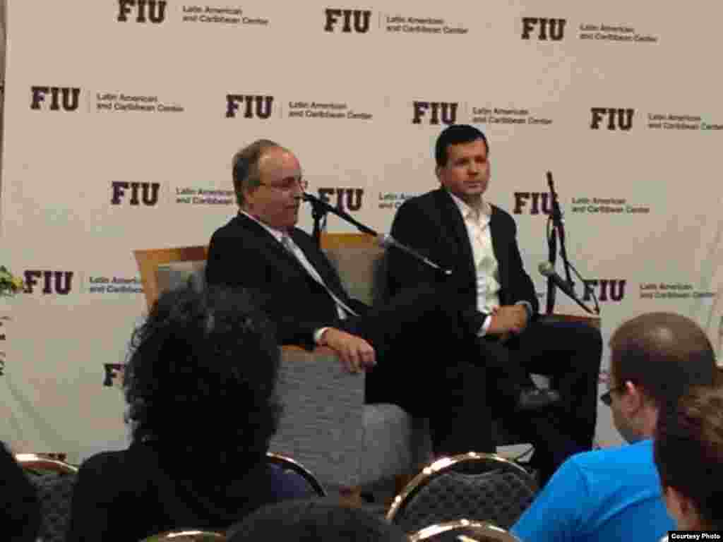 Frank Mora (i) y Dan Restrepo (d)