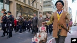 La marcha del 10 de octubre del 2022 en la 5ta Avenida de Nueva York, para celebrar a Cristóbal Colón. (AP Photo/Mary Altaffer).