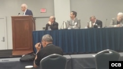 El profesor Carmelo Mesa Lago (i) explica en la reunión de ASCE el Indice de Desarrollo Humano de Cuba basado en una tasa de cambio media calculada por el economista cubano radicado en Colombia Pavel Vidal (c).