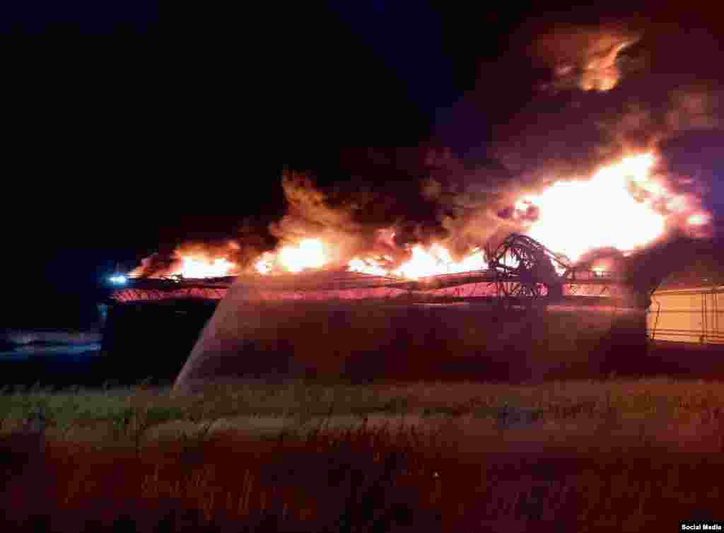 Las llamas desataron un infierno en dos de los tanques de la base de almacenamiento de petróleo en la zona industrial de Matanzas. (Facebook/Gobierno Provincial)