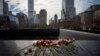 Flores cubren los nombres de las víctimas del atentado al World Trade Center tras una ceremonia en el 22 aniversario del ataque, en el Museo y Memorial Nacional del 11 de Septiembre, en Nueva York. (REUTERS/Brendan McDermid)