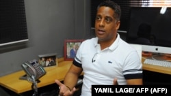 El empresario Hugo Cancio fotografiado en su oficina en La Habana, Cuba, en agosto de 2015. En el escritorio, una foto de su encuentro con Fidel Castro, a quien conoció en su primer viaje de vuelta a La Habana en 1994.