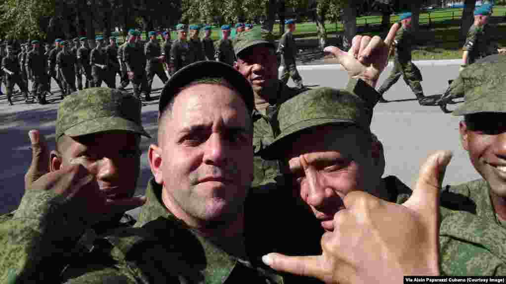 Cubanos posan como soldados del 137 Regimiento de paracaidistas, ubicado en la ciudad de Riazán. Foto Cortesía Alain Paparazzi Cubano