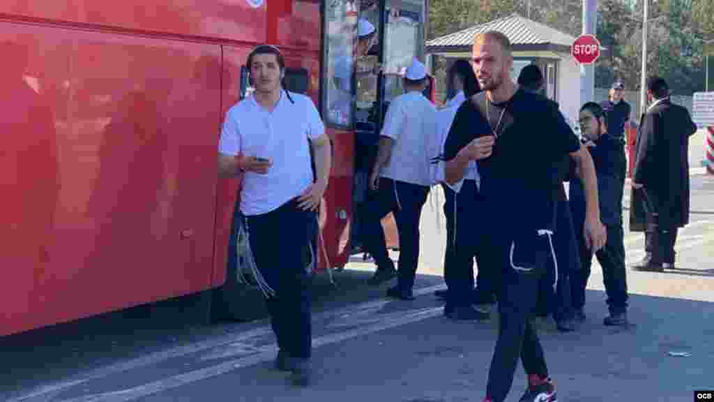 Peregrinos jasídicos a la espera de salir de Ucrania hacia Moldova.