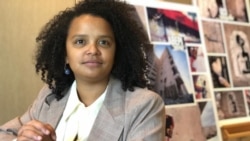 Yanelys Núñez explica la obra "Iré, Owó", de Luis Manuel Otero Alcántara Yanelys Núñez explica la obra "Iré, Owó", de Luis Manuel Otero Alcántara