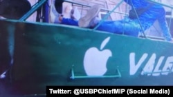 Foto de una embarcación en la que se trasladaban migrantes cubanos que desembarcaron en los Cayos de la Florida.