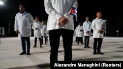 Médicos cubanos participan en una ceremonia antes de partir hacia Turquía para ayudar en las labores de rescate del terremoto. Foto: Alexandre Meneghini