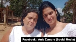 La activista Ania Zamora (izquierda) y su hija, la Dama de Blanco Sissi Abascal Zamora.