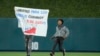 Un cartel desplegado por el artista cubano El Sexto en el terreno del Loan Depot Park, en Miami, exigiendo "Libertad para los presos cubanos del 11 de julio", en el Clásico Mundial de Béisbol, el 19 de marzo de 2023. (AP/Wilfredo Lee).