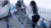 Una inmigrante cubana sube al avión que la llevará de regreso a la isla en un vuelo de deportación. Tomado de un video de Corey Bullard para ICE.