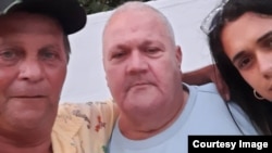 El prisionero del 11J Javier Delgado Torna (al centro), tras su liberación.