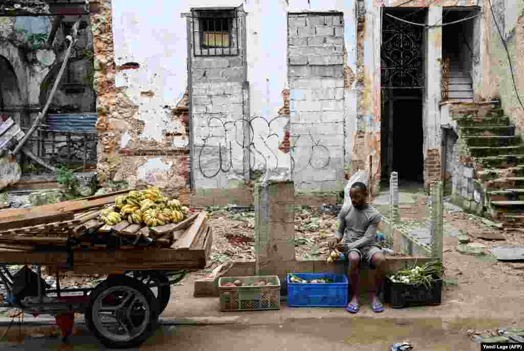 Un vendedor ambulante ofrece frutas y verduras en un puesto improvisado en una calle de La Habana, el 20 de diciembre de 2023.