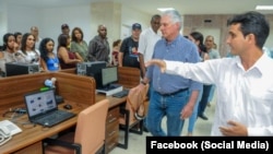 Díaz-Canel visita las instalaciones del diario oficialista Granma.