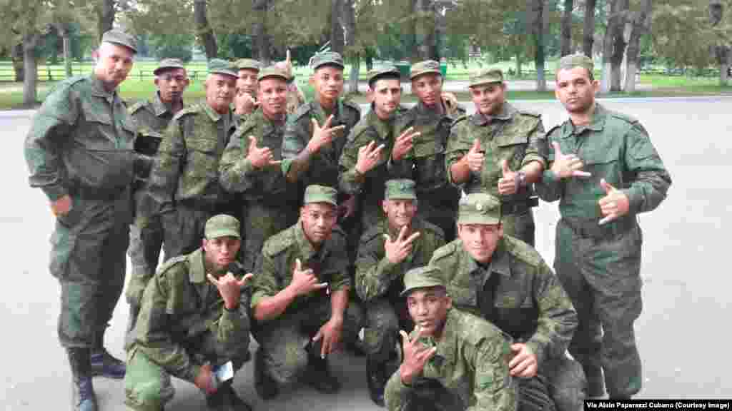 Cubanos posan como soldados del 137 Regimiento de paracaidistas, ubicado en la ciudad de Riazán. Foto Cortesía Alain Paparazzi Cubano