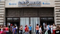 Personas esperan para ingresar a una tienda de la compañía estatal de telecomunicaciones Etecsa en La Habana. (AP/Desmond Boylan-Archivo)