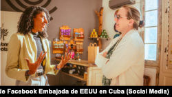 La Subsecretaria Adjunta de Diplomacia Pública, Kerri S. Hannan (der.) visita la tienda Beyond Roots en La Habana.