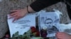 Una mujer coloca un cartel con una cita del líder de la oposición rusa Alexei Navalny en el monumento a las víctimas de la represión política, en San Petersburgo, Rusia, el 16 de febrero de 2024. (REUTERS/Stringer).