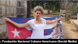 La presa política y activista Saylí Navarro sostiene una bandera.