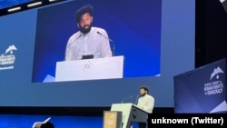 El periodista cubano Abraham Jiménez Enoa se dirige al pleno de la Cumbre por los Derechos Humanos y la Democracia, en Ginebra.