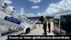 Un grupo de cubanos desciende del avión en el cuarto vuelo de deportación desde EEUU.
