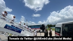 Un grupo de cubanos desciende del avión en el cuarto vuelo de deportación desde EEUU.