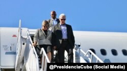 Miguel Díaz-Canel baja del avión, en Nueva York, EEUU, acompañado de su esposa, Lis Cuesta.