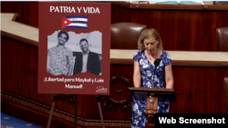 Representante por la Florida, Debbie Wasserman Schultz, habla ante la Camara de Representantes, 7 de noviembre del 2023.