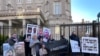 Activistas cubanos se reunieron frente a la Embajada de La Habana en Washington, DC, para expresar su apoyo a los cubanos que participaron en las recientes protestas en la isla. (OCB).
