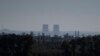 Vista de la planta nuclear de Zaporiyia desde 20 kilómetros de distancia en una zona de la región de Dnipropetrovsk, Ucrania, 17 de octubre de 2022. (AP Foto/Leo Correa, File)