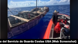 Embarcación en la que viajaban los migrantes interceptados (I) y de la embarcación del Guarda Costas de los Estados Unidos