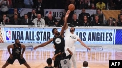 DeMarcus Cousins (R) del Equipo LeBron y Joel Embiid del Equipo Stephen