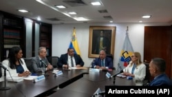 Juan Carlos Delpino (2do de izq. a der.) junto a Elvis Amoroso (centro) y otros miembros del CNE, en una reunión en Caracas, Venezuela, en agosto de 2023. (AP/Ariana Cubillos/Archivo)
