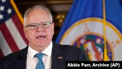 El gobernador de Minnesota, Tim Walz, habla ante los medios el 9 de noviembre de 2022, en St. Paul, Minnesota. (AP foto/Abbie Parr, Archivo)