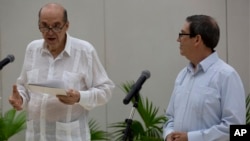 Álvaro Leyva, Canciller de Colombia, junto a su homólogo cubano Bruno Rodríguez Parilla, en La Habana, el 12 de agosto de 2022.