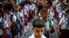 Estudiantes en su primer día de escuela tras las vacaciones de verano, este 5 de septiembre, en La Habana, Cuba. (AP Photo/Ramon Espinosa)