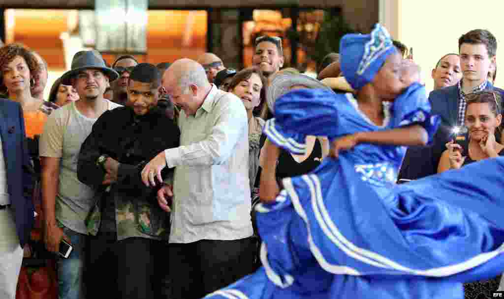 El rapero estadounidense Usher (c-i) conversa con el viceministro cubano de Cultura Fernando Rojas (c-d) durante una visita a la Universidad de las Artes hoy, lunes 18 de abril de 2016, en La Habana (Cuba),