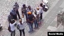 Momento en que seis familiares de presos políticos del 11J fueron detenidos el 1 de agosto de 2022 y conducidos a la unidad de Cuba y Chacón en La Habana y luego trasladados a El Vivac. (Justicia11J/Facebook).