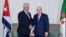 Miguel Díaz-Canel saluda al presidente de Argelia Abdelmadjid Tebboune, en Argel, el 17 de noviembre de 2022.