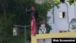 Carlos Ernesto Díaz González, identificado en redes sociales como Ktivo Disidente, protesta en el boulevard de San Rafael, en La Habana.