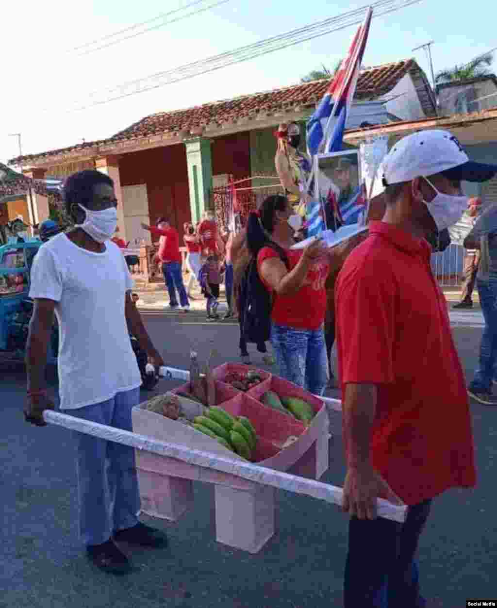Trabajadores de la Agricultura mostrando los productos que cultivan. (Foto: Facebook/Jorge Luis Torres Morejón)