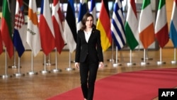 Primera Ministra de Finlandia Sanna Marin arriba a reunión de emergencia de la Unión Europea con motivo de la invasión rusa a Ucrania