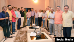 Equipo negociador posa en La Habana tras anunciar el acuerdo de Paz.