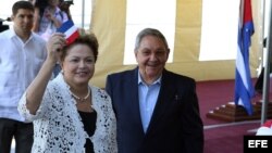 Raúl Castro y la presidenta de Brasil, Dilma Rousseff, durante la inauguración de la primera etapa del puerto del Mariel.