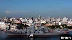 Un hombre es arrestado durante una manifestación contra el gobierno del presidente cubano Miguel Díaz-Canel en La Habana, el 11 de julio de 2021.