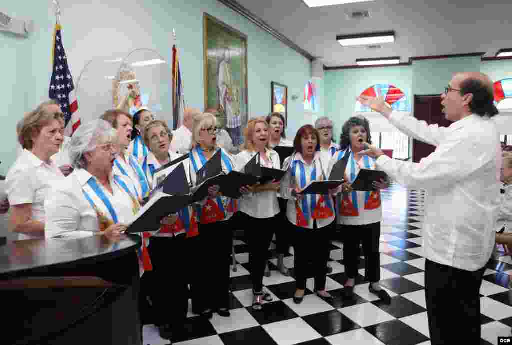 La Coral Cubana y su director Andres Trujillo amenizaron la presentación del libro "Biografía de un hombre de Dios". Foto OCB/ Roberto Koltun.