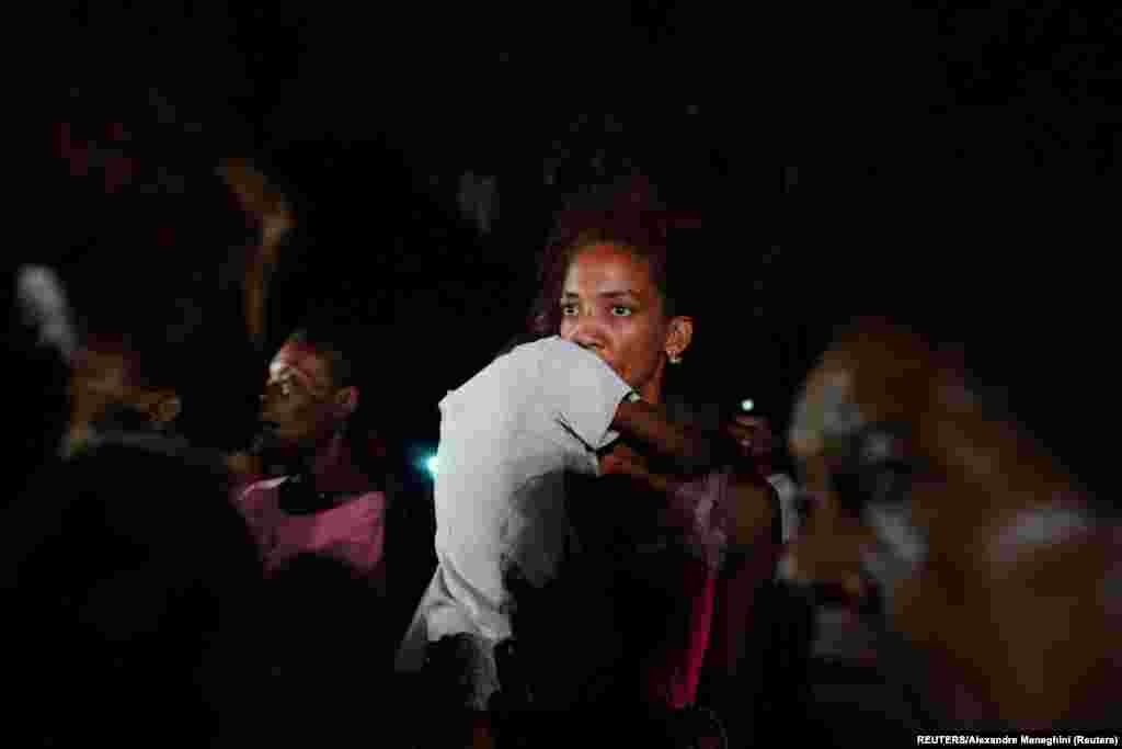 Cubanos acudieron a protestar en la sede del partido comunista contra la escasez de electricidad durante un apagón tras el paso del huracán Ian en La Habana, Cuba, el 29 de septiembre de 2022.