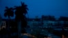 Un vecindario a oscuras el 28 de septiembre en La Habana. (AP Photo/Ismael Francisco)
