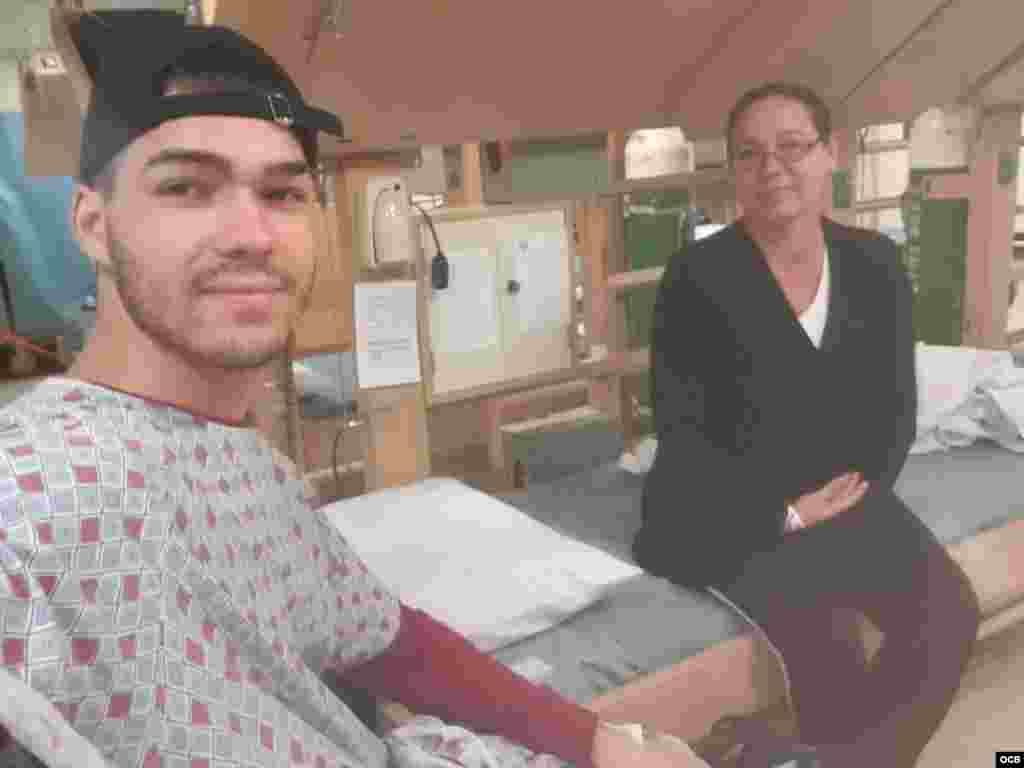 Yaquelín Vera y su hijo Erick Reyes, Cuco, a la espera de ser intervenido a bordo del Comfort.