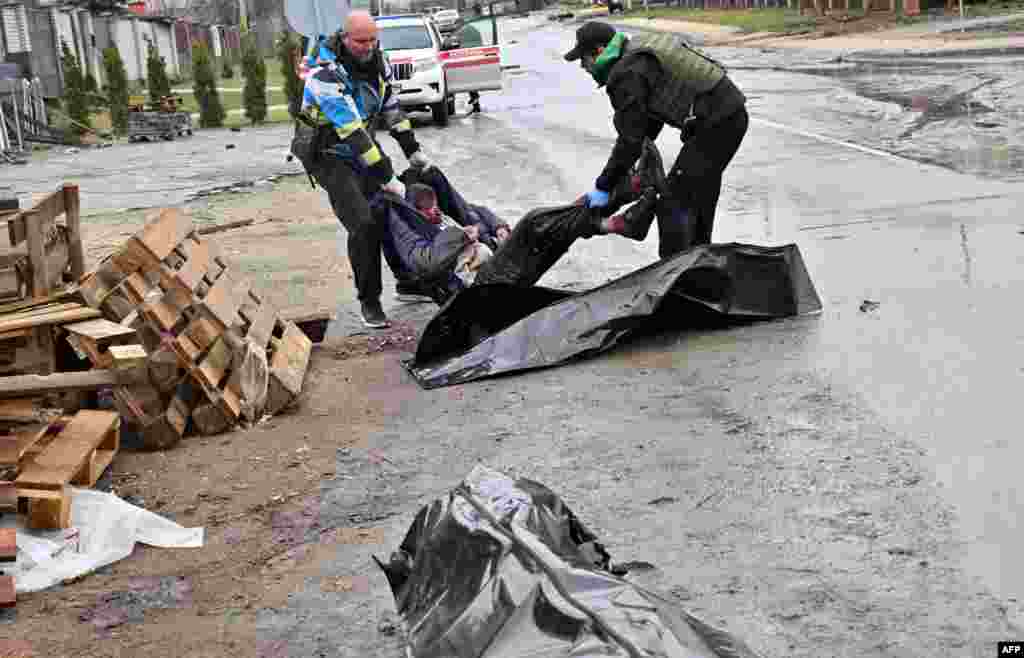 Recogida de cadáveres en las calles de Bucha tras ser liberada de las tropas rusas.