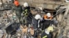 Rescatistas tras uno de los bombardeos rusos en Ucrania.